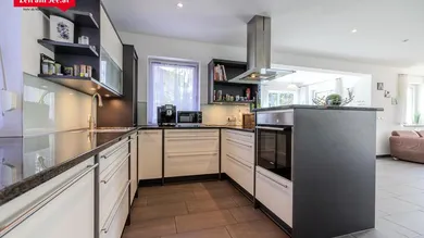 Moderne Küche mit Top-Geräten