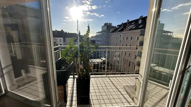 Blick vom Esszimmer auf den Balkon