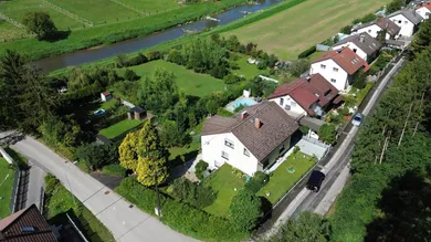Mit dem ungefährlichen Bach im Hintergrund