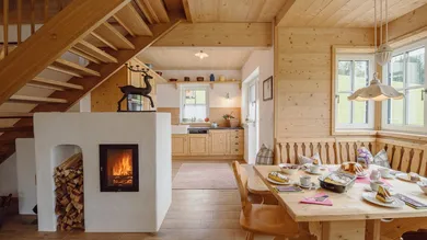 Haus Gössl_Veranda_Esstisch_Küche_Kamin(c)NDZ