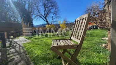 WEITLÄUFIGES SCHMUCKSTÜCK MIT MALERISCHEM GROSSGARTEN