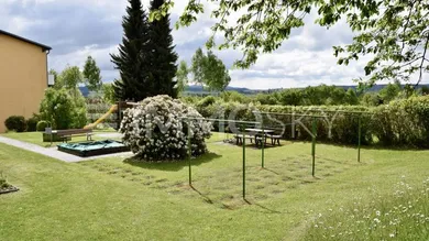 großzügiger Gemeinschaftsgarten