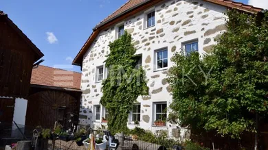 Zugang Haupt- und Stallgebäude
