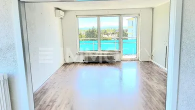 Wohnzimmer mit Ausblick und Balkon