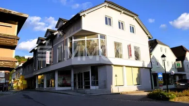 Haupteingang + Schaufenster