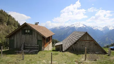 Hütte mit Stallgeb.