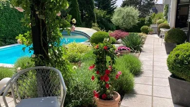 Sommer mit Pool und herrlichem Garten genießen
