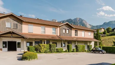 Hausansicht mit Parkplätzen