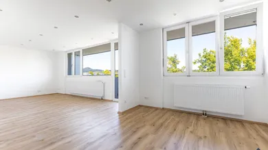 Wohn-/Essbereich mit Zugang Balkon