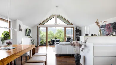 Wohnzimmer mit Balkon-Zugang