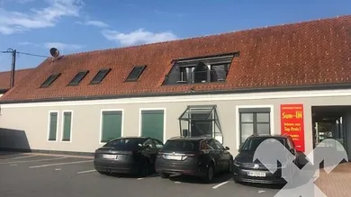 Eingangsbereich mit Parkplätzen