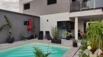 Wohnhaus mit Pool