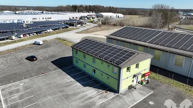 Bürogebäude mit PV-Anlage
