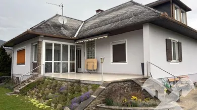 Südwestansicht mit Terrasse und Wintergarten