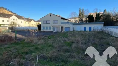 Hausansicht mit Grundstück