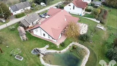 Anwesen mit Schwimmteich Drohnenfoto
