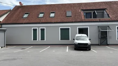 Eingangsbereich mit Parkplätzen