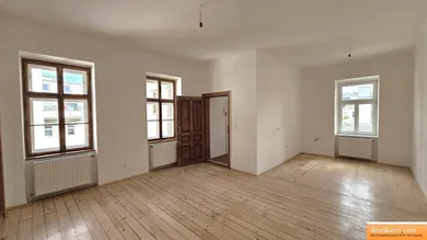 Wohnesszimmer mit offenem Küchenbereich