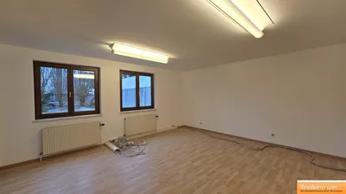 Hofseitiges Zimmer mit Ausgang zur verglasten Loggia