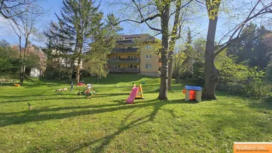 Blick vom Gemeinschaftsgarten zum Haus