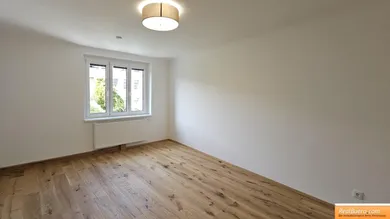 hofseitiges Zimmer