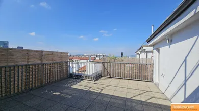 Terrasse mit Wasser und Strom