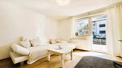 Wohnzimmer mit Zugang zur Terrasse