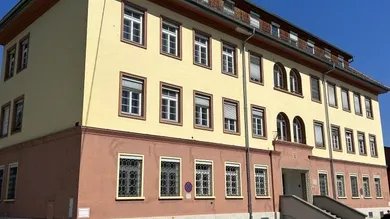 Straßenansicht mit P