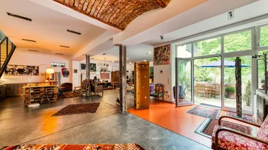 Wohn-Essbereich mit Ausgang in den begrünten Innenhof