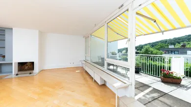 Das Wohnzimmer samt Terrasse