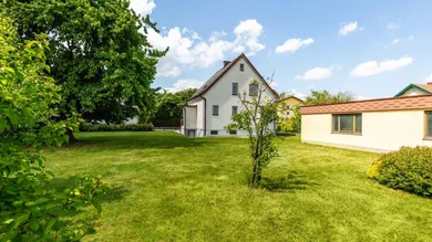 Haus Rückseite mit Garage