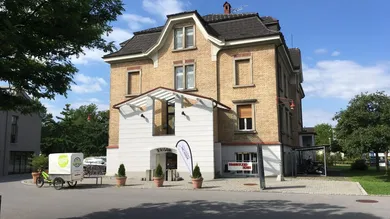 Mädchenheim Aussenansicht mit Baum und Himmel 2
