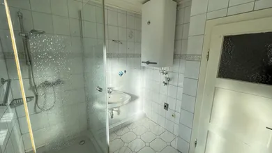 Badezimmer mit Dusche und Tageslichtfenster