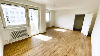Wohnzimmer mit Essbereich und Loggia