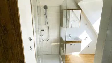 Badezimmer mit Dusche und Tageslichtfenster