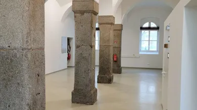 Gewerbefläche mit Gewölbe und Granitsäulen