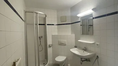 Badezimmer mit Dusche