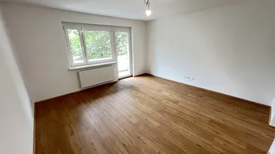 Wohnzimmer mit Balkon