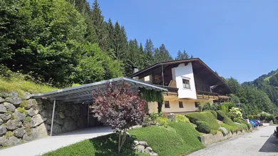 Ansicht mit Zufahrt und Carport, Haus in Hopfgarten