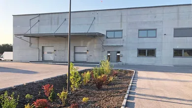 Halle mit Parkplatz