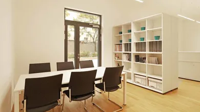 Besprechungsbereich mit Zugang über Fußgängerweg