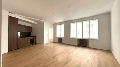 Wohnzimmer mit offener Küche