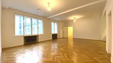 großzügiges Wohnzimmer