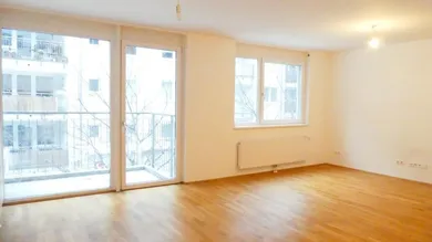 Wohnzimmer, Blick zum Balkon