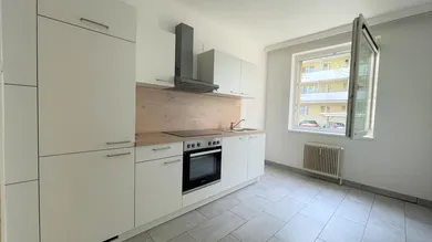 Küche mit Platz für Ess-Bereich