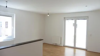 großes Wohnzimmer mit offener Küche