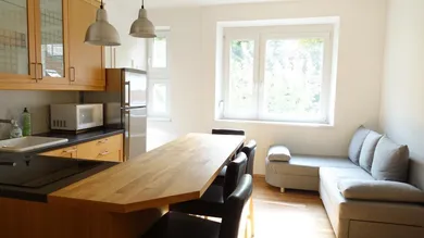 Wohnzimmer mit offener Küche
