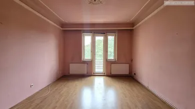 Wohnzimmer mit Balkon