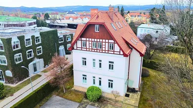 Villa Drohnenansicht vorne
