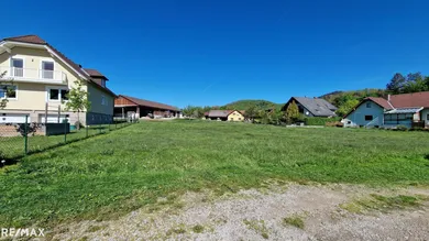 Blick von der Straße zum Grundstück